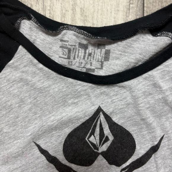 Vintage Volcom Women’s Moclov Not War three quarter sleeve tshirt size xs - Picture 2 of 3